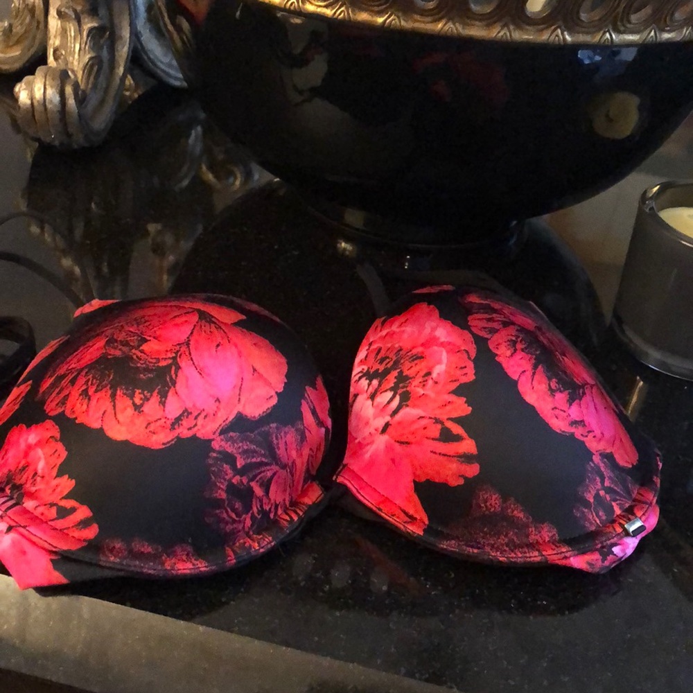 Victoria secrets bra size 32D